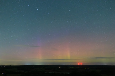 23:21:18 MESZ, oben links mit blauem Dämmerungspolarlicht. Dazu viel grüner Sauerstoffairglow.