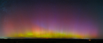 04:11:13 MESZ: immer mehr blaues Polarlicht kommt hinzu. Man sieht tatsächlich Sonnenstrahlen im Polarlicht, die von schräg rechts unten hinter dem Horizont in das PL scheinen. Daher die diagonalen, blauen Strahlen.