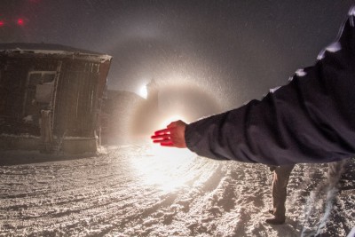 Scheinwerfer Halo und &quot;echter&quot; Mond-Halo im Hintergrund
