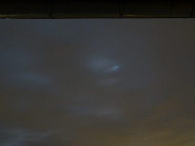 Der bewölkte Himmel über Oberursel am 28.10.2023 um 22:37 MESZ. Der Mond ist als heller Fleck erahnbar; oben im Bild die Dachrinne. Blickrichtung ist etwa SE.