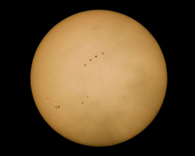 25.11.2023, 12:58 MEZ (1250mm, APS-C) - Ein tagesaktuelles Bild der Sonnenoberfläche, dokumentiert in einem Moment mit wenigen Wolken