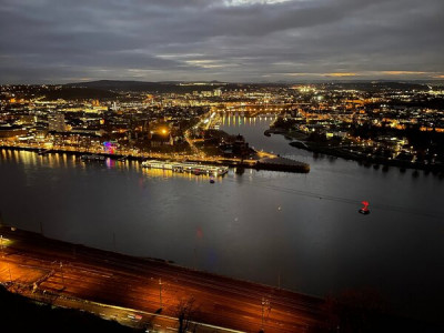 Perspektive von der Festung: Das Foto ist nicht ihres. Es dient nur zur Veranschaulichung, weil man darauf sieht, dass die Seilbahn auf der anderen Uferseite und Gondeln ebenfalls beleuchtet sind.