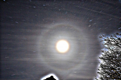 Uhrzeit: 3:27 Uhr, Mondhöhe etwa 55,5°. 9°- und 22°-Ring und insbesondere rechts der 18°-Ring. Außerhalb des 22ers vermutlich 23°- und 24°-Ring (starke Aufhellung)