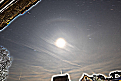 Uhrzeit: 05:15 Uhr, Mondhöhe: 37,3°. 9°-, 22°-Ring, Nebenmonde, HZK und 23°-parryförmiger Bogen