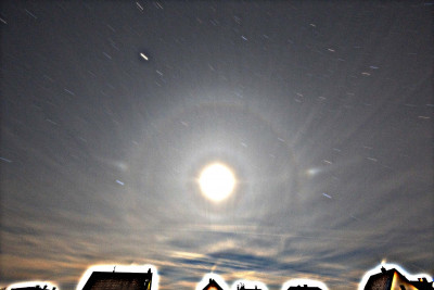 Uhrzeit: 05:50 Uhr, Mondhöhe: 34,1°. 23°parryförmiger Bogen weg, dafür aber wohl 18°-Lateralbögen sichtbar als "Ohren". Sonst keine Änderung