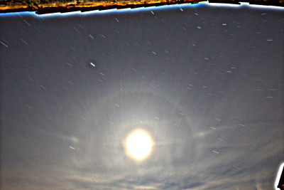 Uhrzeit: 06:45 Uhr, Mondhöhe: 27,7°. Oben hauchzarter ZZB