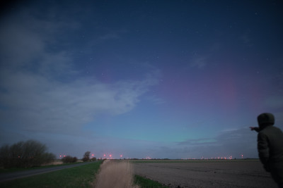 20:38 UTC - grüner Bogen oberhalb der Wolken schwach visuell als aufgehellte Fläche