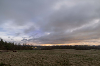 20:10 - schwache Rotfärbung durch Wolkenlücke