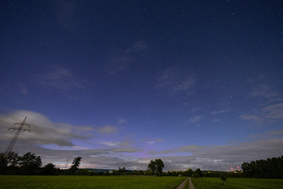 21:23 Uhr UTC: leicht rot-violett unter Cassiopeia, vermutlich ein Strahl?