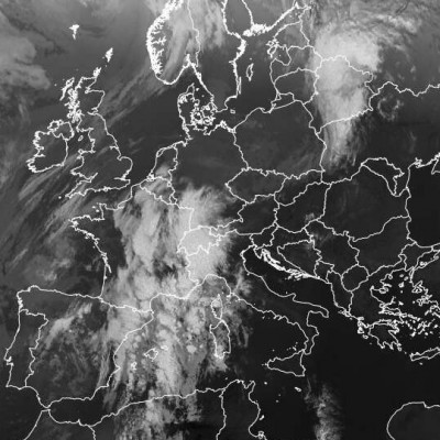 Abb. 2: Satellitenbild (Infrarot) vom 20.06.2024, 01:00 UTC (= 03.00 MESZ).<br />Quelle: https://wetterzentrale.de/, lizenziert unter https://creativecommons.org/licenses/by-nc/4.0/ .