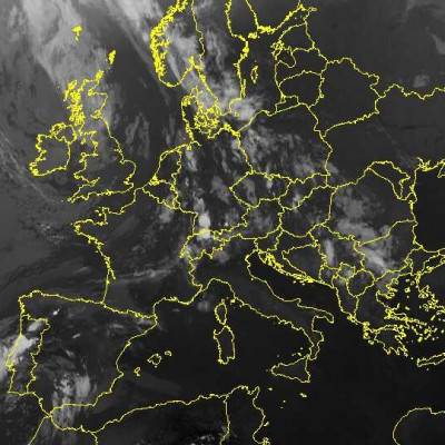 Abb. 2: Satellitenbild (Infrarot) vom 27.06.2024, 23:15 UTC (= 28.06.2024, 01.15 MESZ).<br />Quelle: https://wetterzentrale.de/, lizenziert unter https://creativecommons.org/licenses/by-nc/4.0/ .