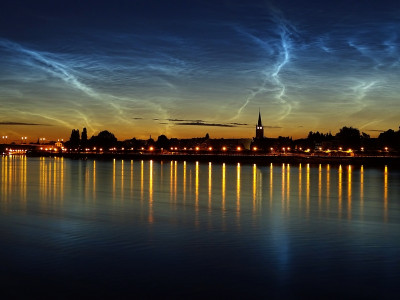 Sehr helles NLC-Display über dem Rhein in Bonn, aufgenommen am 06.07.2018 um 03:43 MESZ (eigenes Foto)