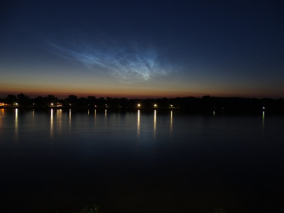 Helles, scharf umgrenztes NLC-Display über dem Rhein in Bonn, aufgenommen am 19.07.2016 um 04:13 MESZ (eigenes Foto)