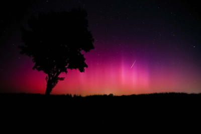 12.08.2024, 02:08 Uhr MESZ, Sittensen 53,3 Grad, Canon 6D, 17mm, 2.8, ISO 2000, 8 Sek, deutlich visuelles Polarlicht, mit Sternschnuppe