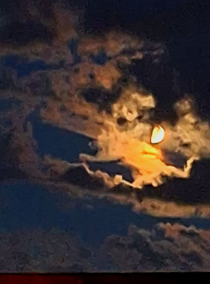 Kurioses Wolkengebilde um Halbmond.jpg