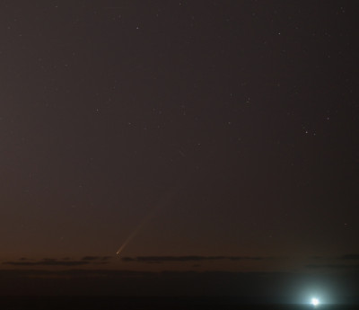 06:46 UTC: Bildausschnitt daraus<br />Kometenschweiflänge etwa 8-10°