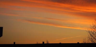 06:40 UTC, ganz vage schimmern diffuse Schleier unter den Cirren, davor ein Kondensstreifen