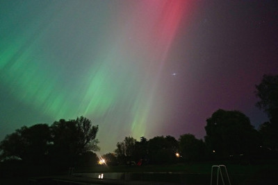 01:10 Uhr MESZ. Barnin. Helle Polarlichtstrahlen (darüber Corona), Blickrichtung O