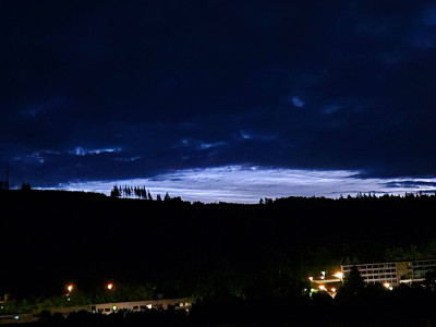 Helligkeit 3 bis 4, Höhe nach nah gelegener webcam geschätzt 30°