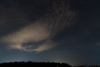 UTC 20:24 Ganz flach über dem Horizont grüner Bogen und etwas rotes Polarlicht darüber.