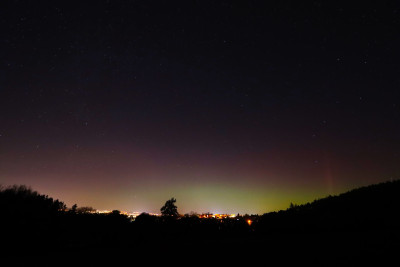 Zwischen 20 - 21:00MEZ zeigte sich durchgängig der PL-Bogen mit roter diffuser Fläche, ab und an auch Beamer. Nur kurzzeitig war der PL - Bogen auch mit bloßem Auge sichtbar