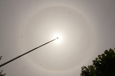 12:33 22°-Ring mit Umschreibung