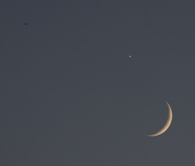 Mond und Venus und links oben Flugzeuge