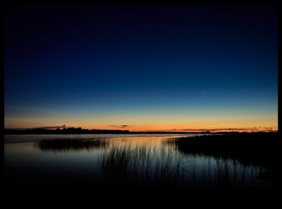 2026_06_09A_2328MESZ_SD9_23013_2026Yr_Warniitz_Oberuckersee_Venus_Jupiter_NLCs_Binsen_y933pix.jpg