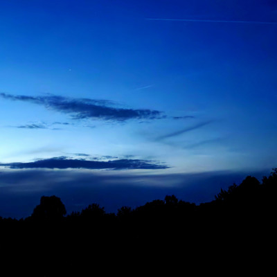 oberhalb der länglichen dunklen Wolke - schräg / strichförmig