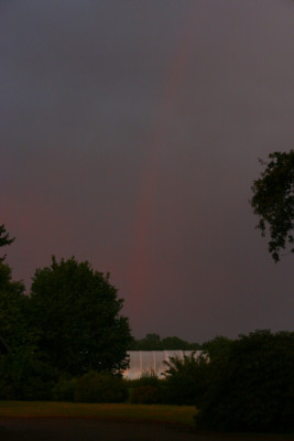 Zum Schluss noch ein schwacher, roter Regenbogen.