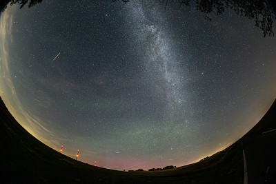 22:30 UTC, 14 mm, rötliches Glimmen in Horizontnähe