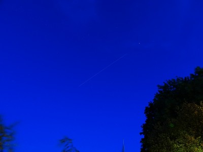Überflug der ISS am 08.06.2016 um 23:48 MESZ; der helle Stern ist Arktur. Aufgenommen in Bonn mit einer Sony DSC-HX400V; Belichtungszeit 30s bei Blende 5.6 und ISO 100; Brennweite (analog): 24mm.