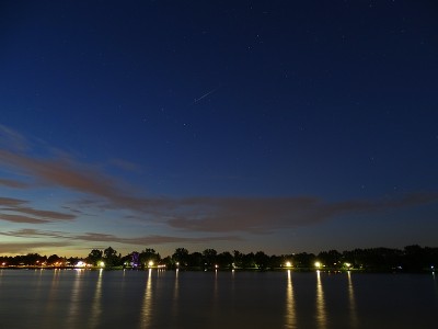 Flare von Iridium 60 am 22.06.2016 um 23:33:18 MESZ; Helligkeit etwa -2 mag. Aufgenommen in Bonn mit einer Sony DSC-HX400V, Belichtungszeit 30s bei Blende 2.8 und ISO 100, Brennweite 24mm (Kleinbild).