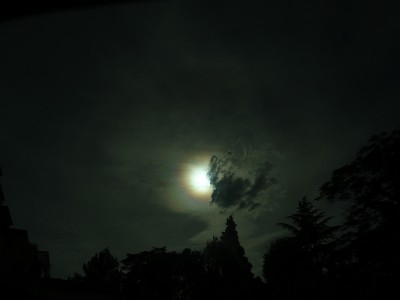 Irisierende Wolken, aufgenommen durch eine Sonnenbrille
