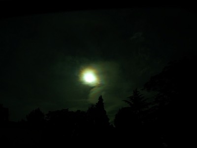 Irisierende Wolken, aufgenommen durch eine Sonnenbrille