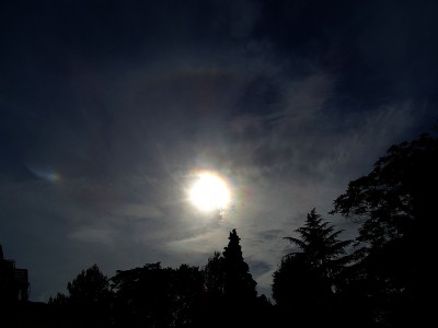 Irisierende Wolken, linke Nebensonne und Segment des 22°-Halos