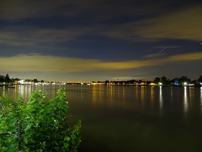 DSC05954.jpg (169.59 KiB) 8124 mal betrachtet Flare von Iridium 7 am 06.07.2016 um 00:06:37 MESZ; Helligkeit etwa -6 mag. Links darunter Leuchtende Nachtwolken. Aufgenommen in Bonn mit einer Sony DSC-HX400V, Belichtungszeit 30s bei Blende 2.8 und ISO 125, Brennweite 24mm (Kleinbild).