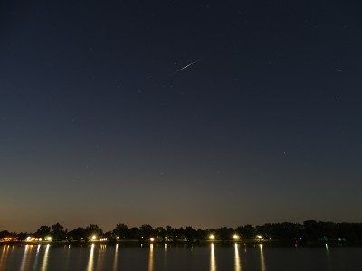 Flare von Iridium 5 am 18.07.2016 um 23:18:01 MESZ; Helligkeit etwa -5 mag. Aufgenommen in Bonn mit einer Sony DSC-HX400V, Belichtungszeit 30s bei Blende 2.8 und ISO 100, Brennweite 24mm (Kleinbild).