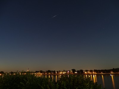 DSC07079k.jpg (199.51 KiB) 7890 mal betrachtet Flare von Iridium 8 am 19.07.2016 um 23:12:03 MESZ; Helligkeit etwa -6 mag. Aufgenommen am Bonner Rheinufer mit einer Sony DSC-HX400V, Belichtungszeit 30s bei Blende 2.8 und ISO 80, Brennweite 24mm (Kleinbild).