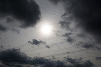 14:57 MEZ - seltsame Wolken