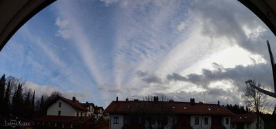 16:49 MEZ - links im Bild waren die Wolken löchrig, in der Mitte waren auffällige Streifen, welche nach rechts zu einem Fischkrätenmuster wurden