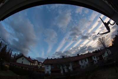 17:51 MEZ - streifige Wolken.