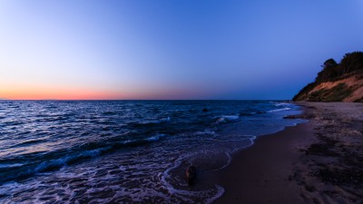 Dämmerungsfarben links und rechts der aufsteigende Erdschatten