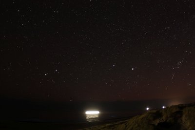 In den Dünen, Blick zum Meer, danach kommt England, also dunkel.