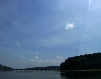 68 Kondensstreifenschatten Möhnesee20170529.jpg