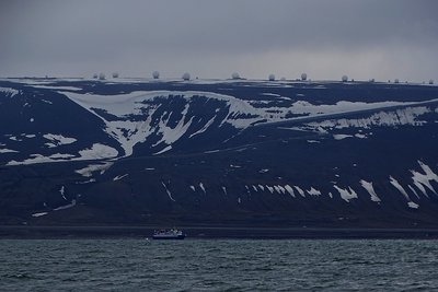 Satelliten-Tracking-Station SVALSAT auf dem Tafelberg bei Longyearbyen