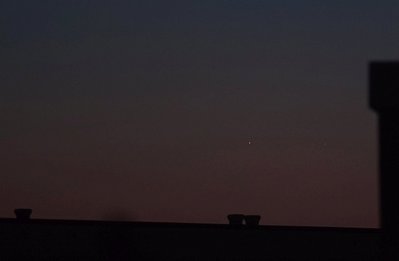 Merkur steht rechts der hellen Venus.